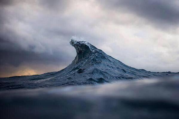 fahd_only's tweet photo. المصور الاسترالي Ray Collins يصوّر الأمواج وهي تبدو كالجبال، فيتبادر لذهننا قوله تعالى : وهي تجري بهم في موج كالجبال. http://t.co/B4SOfpeTVN