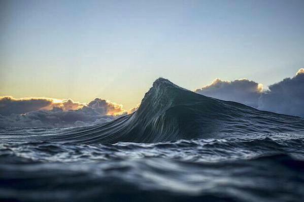 fahd_only's tweet photo. المصور الاسترالي Ray Collins يصوّر الأمواج وهي تبدو كالجبال، فيتبادر لذهننا قوله تعالى : وهي تجري بهم في موج كالجبال. http://t.co/B4SOfpeTVN