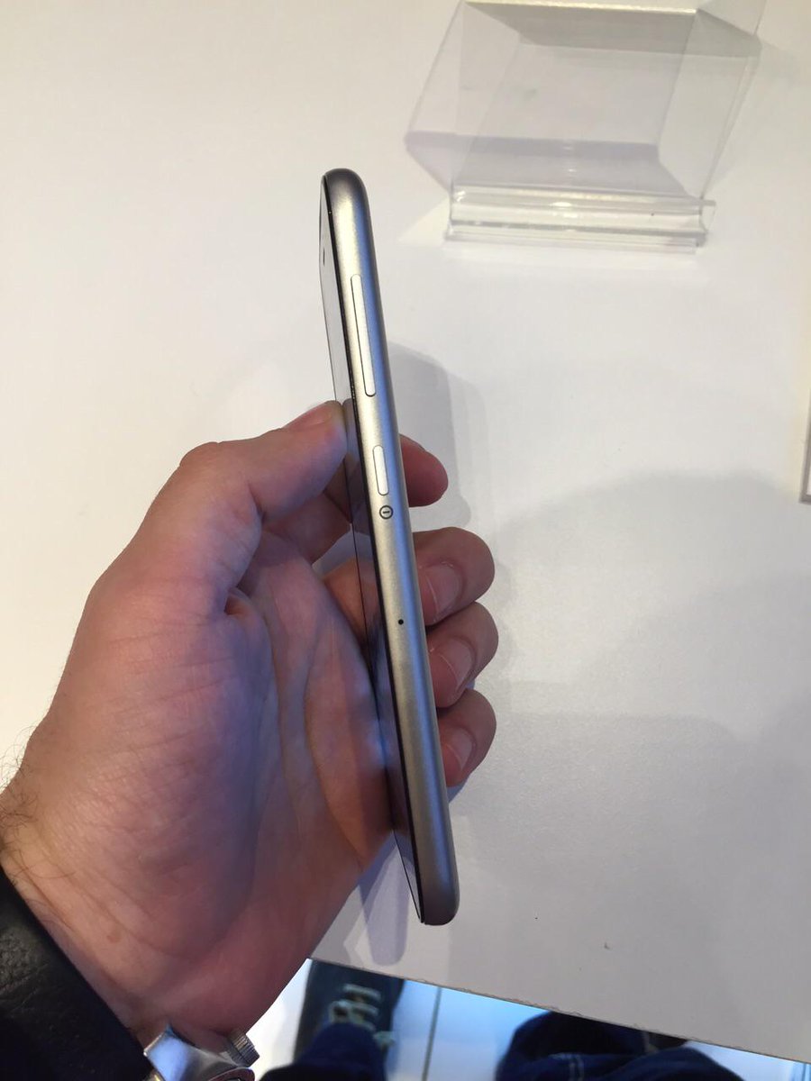 StuffTR's tweet photo. Turkcell'in yeni akıllı telefonu #turkcellT60'a ilk bakış. Detaylar az sonra http://t.co/27YeRv3qsS'de http://t.co/cTxaicoRSR