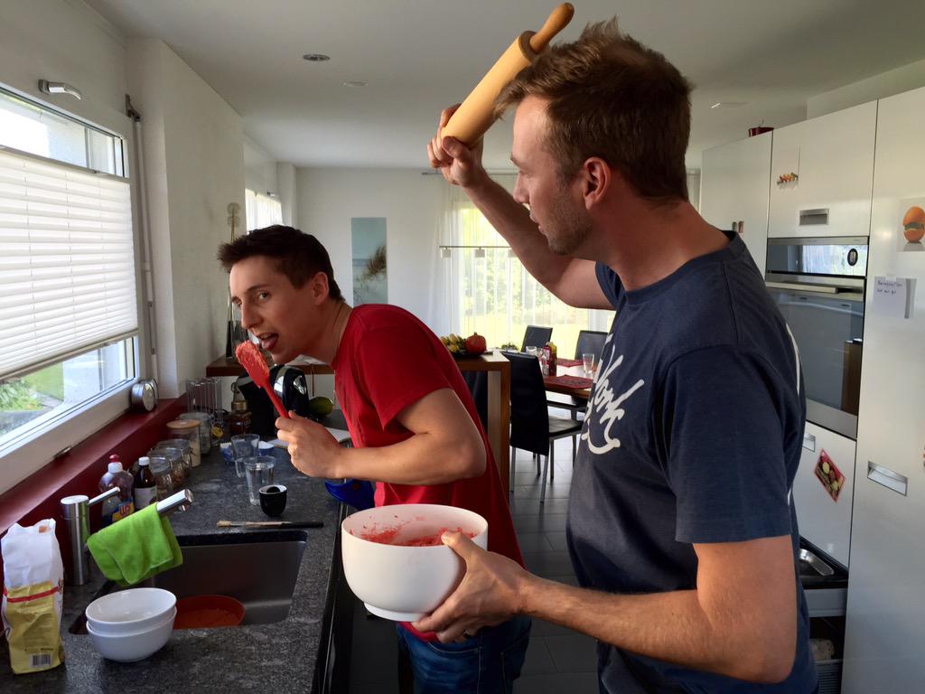 mvco2007's tweet photo. Kuchen backen für @r_gmuer http://t.co/VNHrqPVQ4G