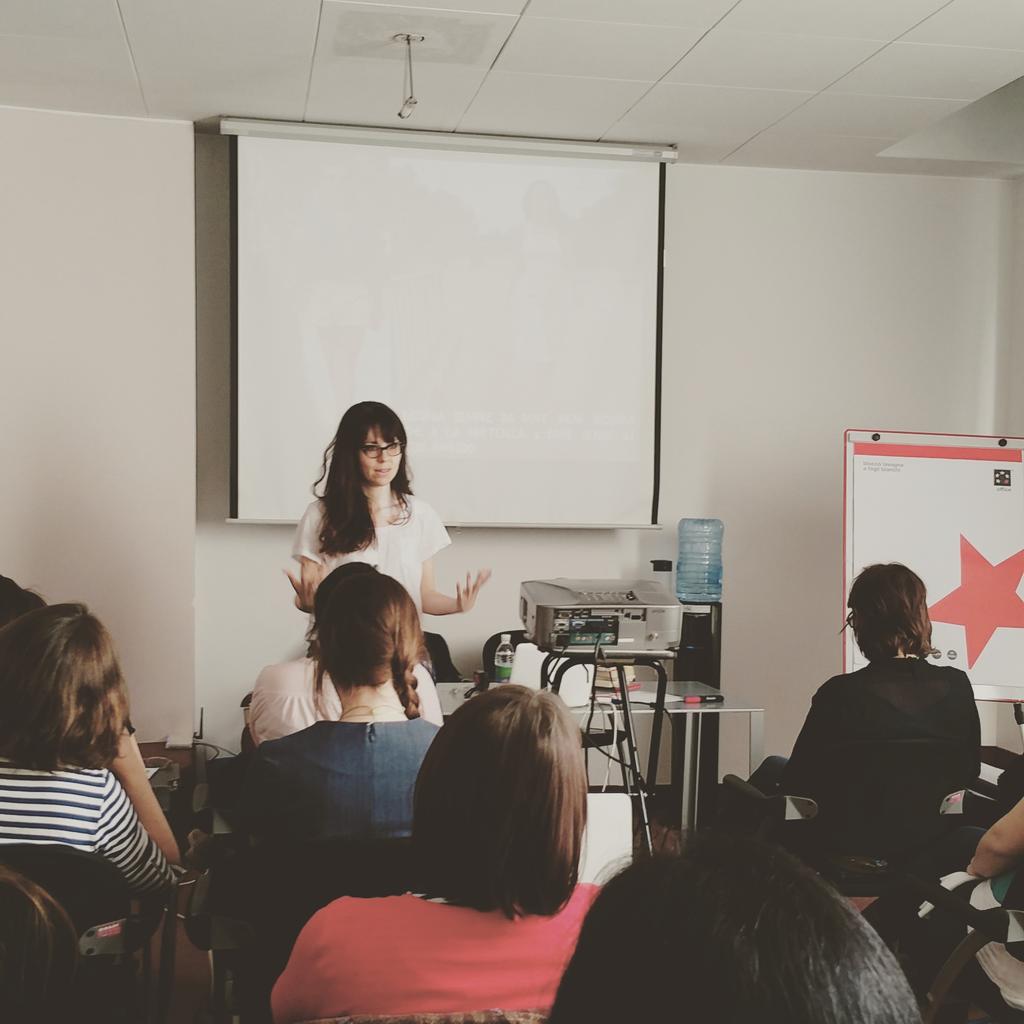 PeriodoFertile's tweet photo. Con @zeldawasawriter a lezione di immagini e parole "La fotografia é un componimento breve". #mammacheblog #momclass http://t.co/3H5Z4u1h9f
