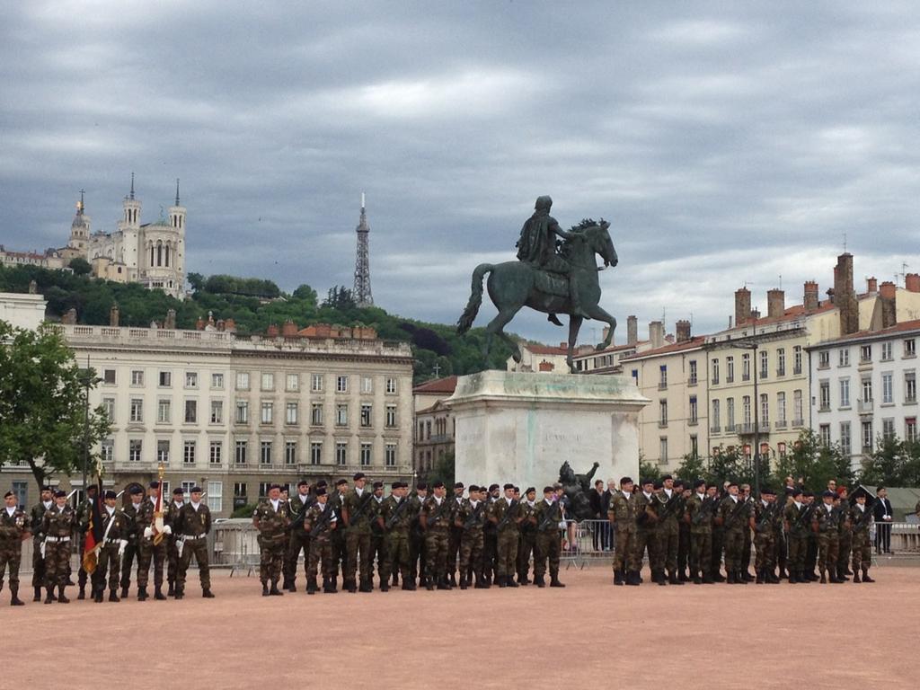 Gouv_mili_Lyon's tweet image. #8mai 2015: @villedelyon  capitale de la résistance, capitale de la réconciliation avec détachements franco-allemands