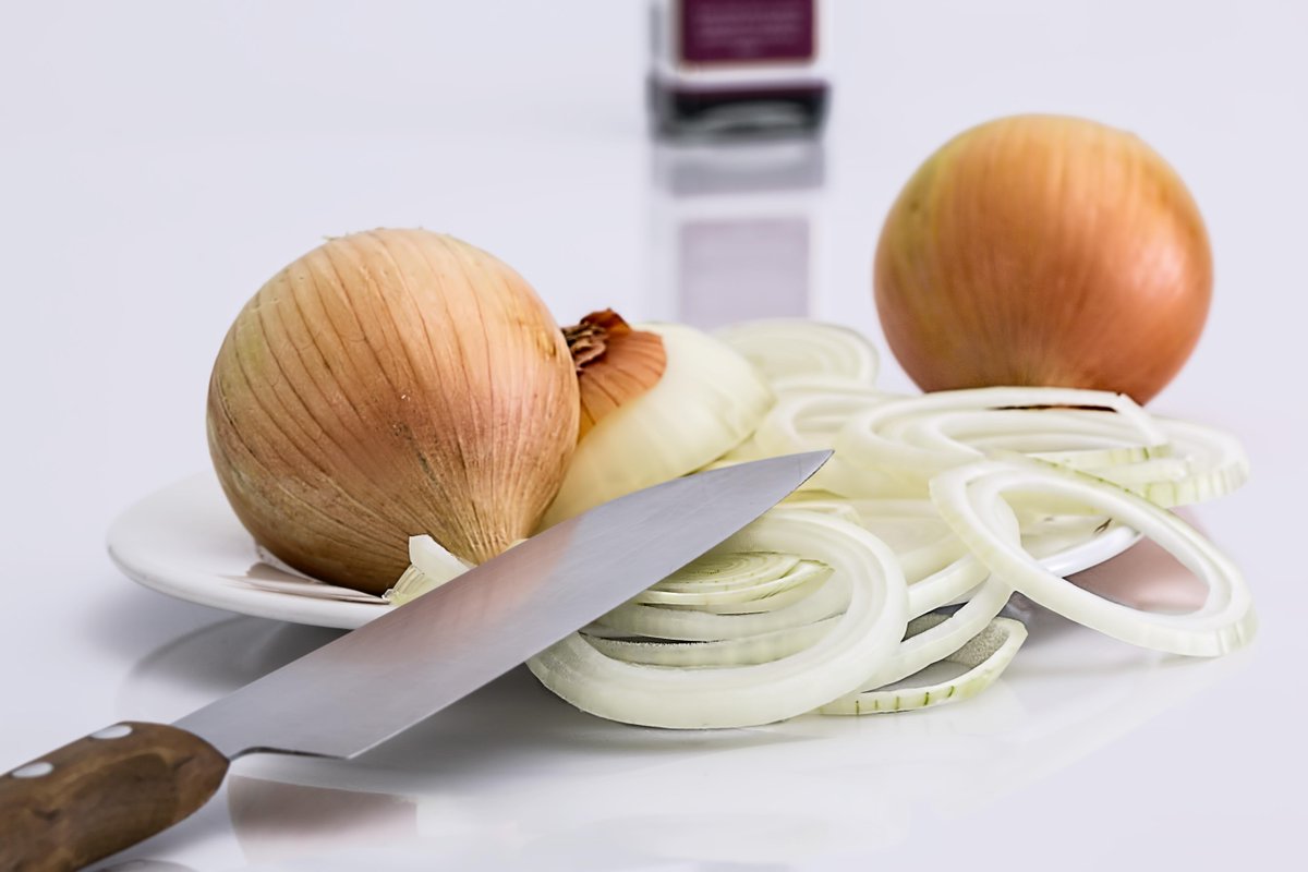 ModernKitchApps's tweet image. Use a good knife when cutting onions! #kitchenthings #kitchenstuff #food
