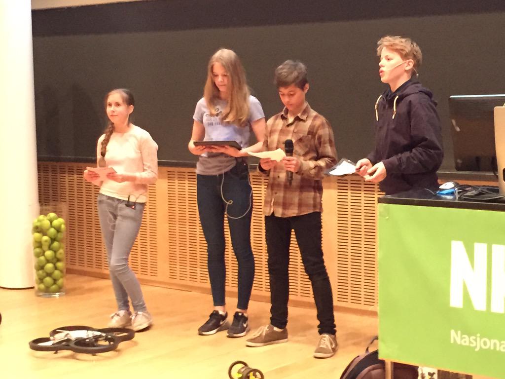 svenolafbrekke's tweet photo. #nkul flinke elever fra Rothaugen skole presentere innovativt prosjekt om droner! @terjepe @ojondahl @jhskaug http://t.co/xThNoflxAB