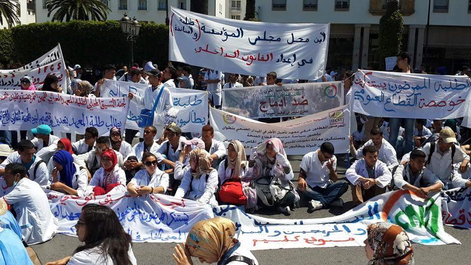 CNCMaroc's tweet photo. من أمام قبة البرلمان يوم 09/05/2015 #ممرض_التغيير #ممرض_غاضب #الرباط #المغرب #البرلمان #twittoma http://t.co/y4hvgGngCe
