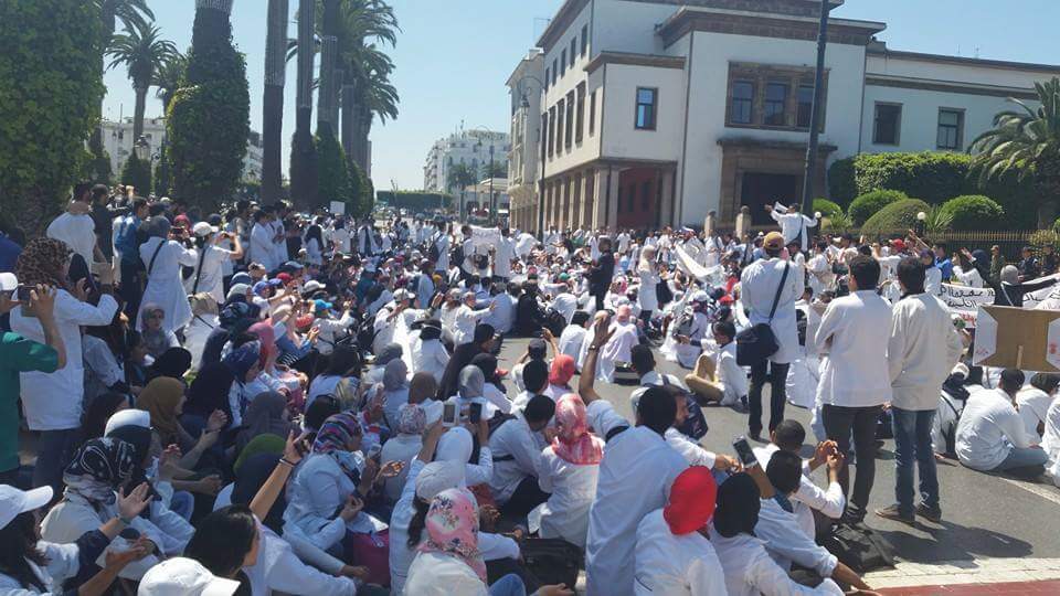 CNCMaroc's tweet photo. من أمام قبة البرلمان يوم 09/05/2015 #ممرض_التغيير #ممرض_غاضب #الرباط #المغرب #البرلمان #twittoma http://t.co/y4hvgGngCe