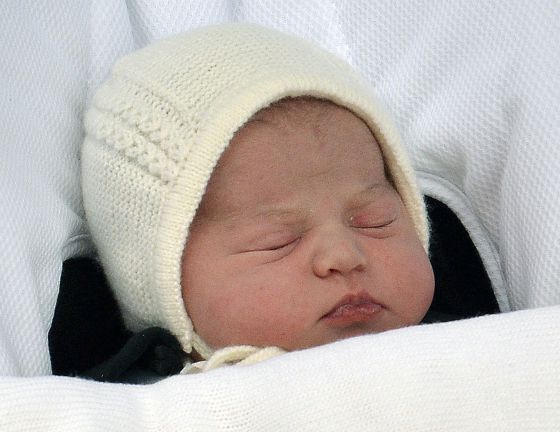 ForoDinastias's tweet photo. Charlotte lleva el gorrito al revés, los ochitos van detrás. Dice la dueña de #Irulea http://t.co/Jz6IdS0cCq http://t.co/3lpOGaLJfg