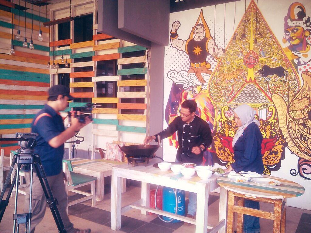 heerlijkcafe's tweet photo. Nang Heerlijk Library Ono shooting @jtv_rek Kuliner Nusantara dan Jatim
#jtv #tv #media #cooking #chef #hellchef http://t.co/kbesuBmVB7