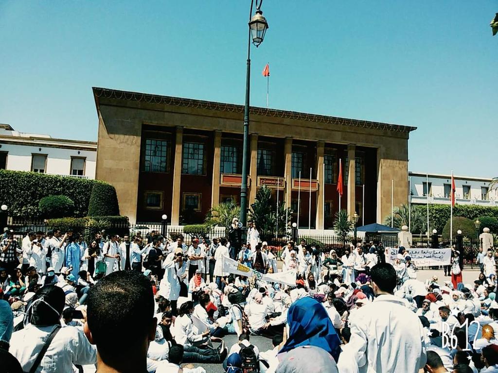 CNCMaroc's tweet photo. من أمام قبة البرلمان يوم 09/05/2015 #ممرض_التغيير #ممرض_غاضب #الرباط #المغرب #البرلمان #twittoma http://t.co/y4hvgGngCe