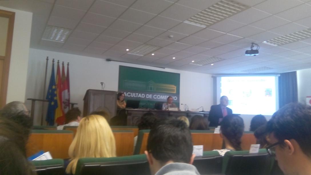 Interesants ponencias d <a href="/juliogcalzada/">Julio G. Calzada</a> y <a href="/alfredovela/">Alfredo Vela Zancada</a> la importancia de las RRSS en la vida laboral  #vayaliadalamia