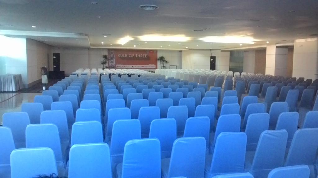 davidnurbianto's tweet photo. Luar biasah! RT @StandUpIndoMKSR: Sudah siap bang @abdurarsyad @Dzawinur & @siLoLox buat besok di #RuleOfThreeMKS?! http://t.co/krhic8xAMc