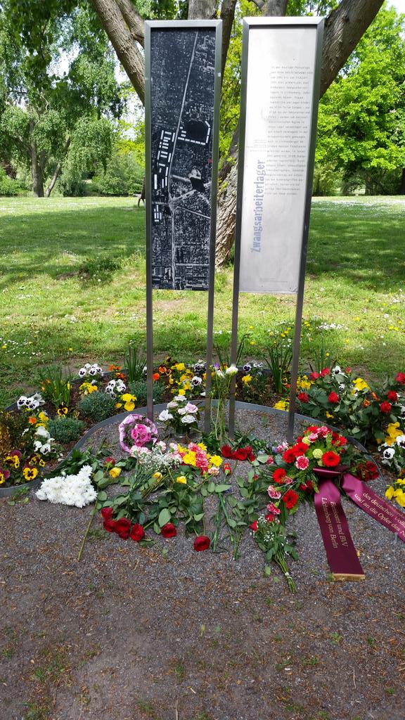 schluesselburg's tweet photo. Ehrendes Gedenken an den Stelen im Fennpfuhl #8mai1945 #linke #wk1104 http://t.co/ltTGJ2cjo7