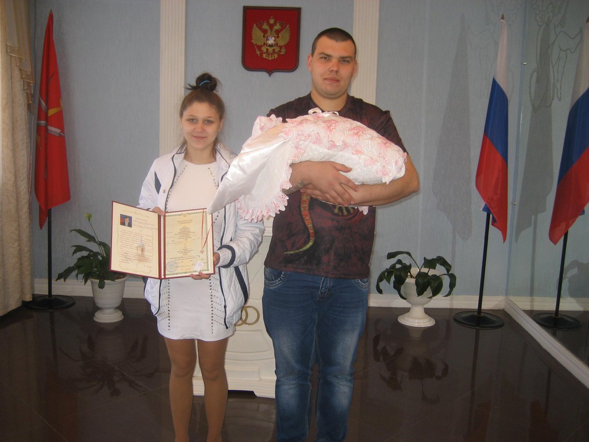 В канун 70-летия Победы отдел ЗАГС поздравил молодую семью Гладких Максима и Кристину с рождением дочки Киры!