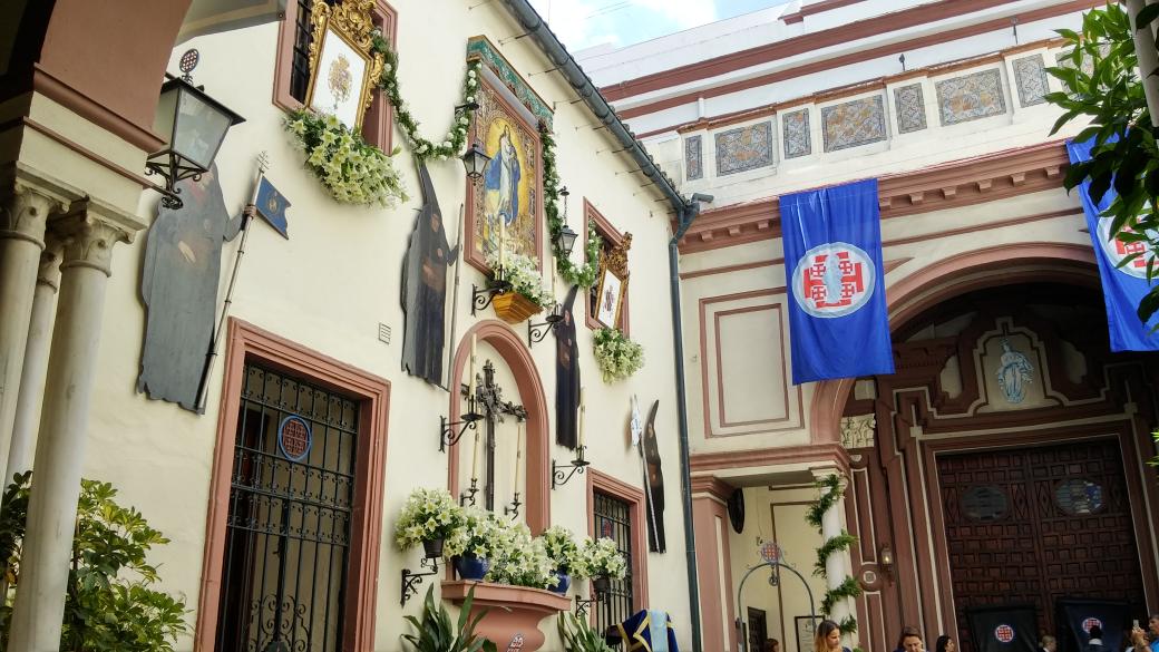 El Atrio de nuestra Real Iglesia exornado para el Fervorín Mariológico de esta noche.