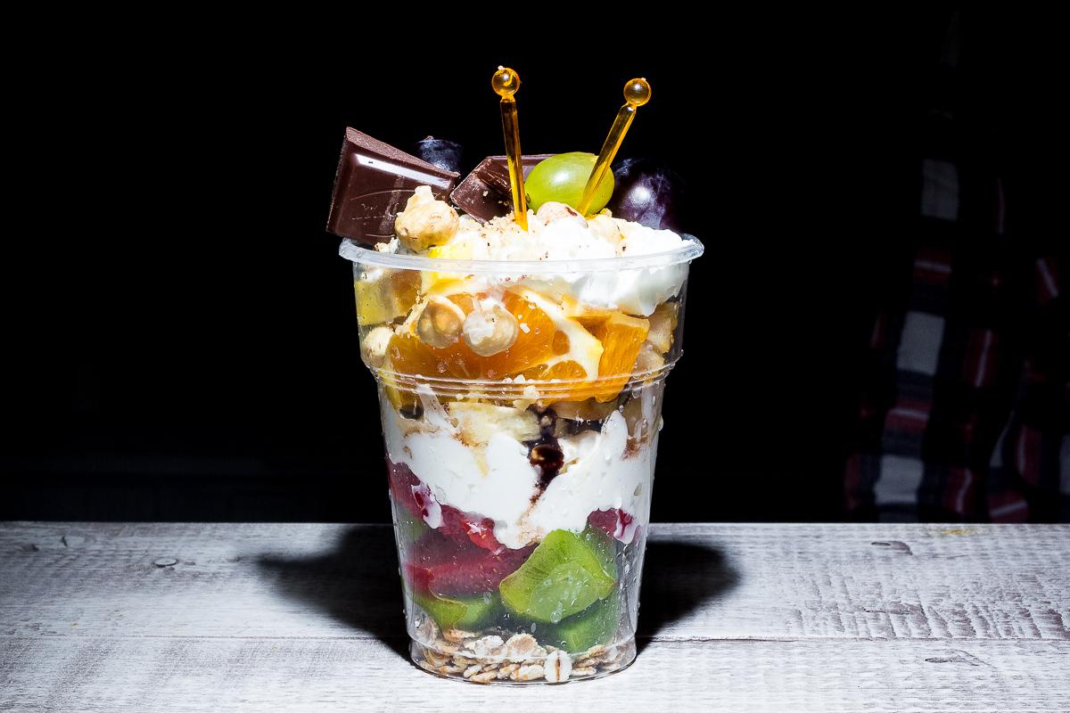 bibomonte's tweet photo. yum Смайлик «wink» 
Layered Fruit and Yogurt Fruit Salads ;-) http://t.co/eK4YUEace3