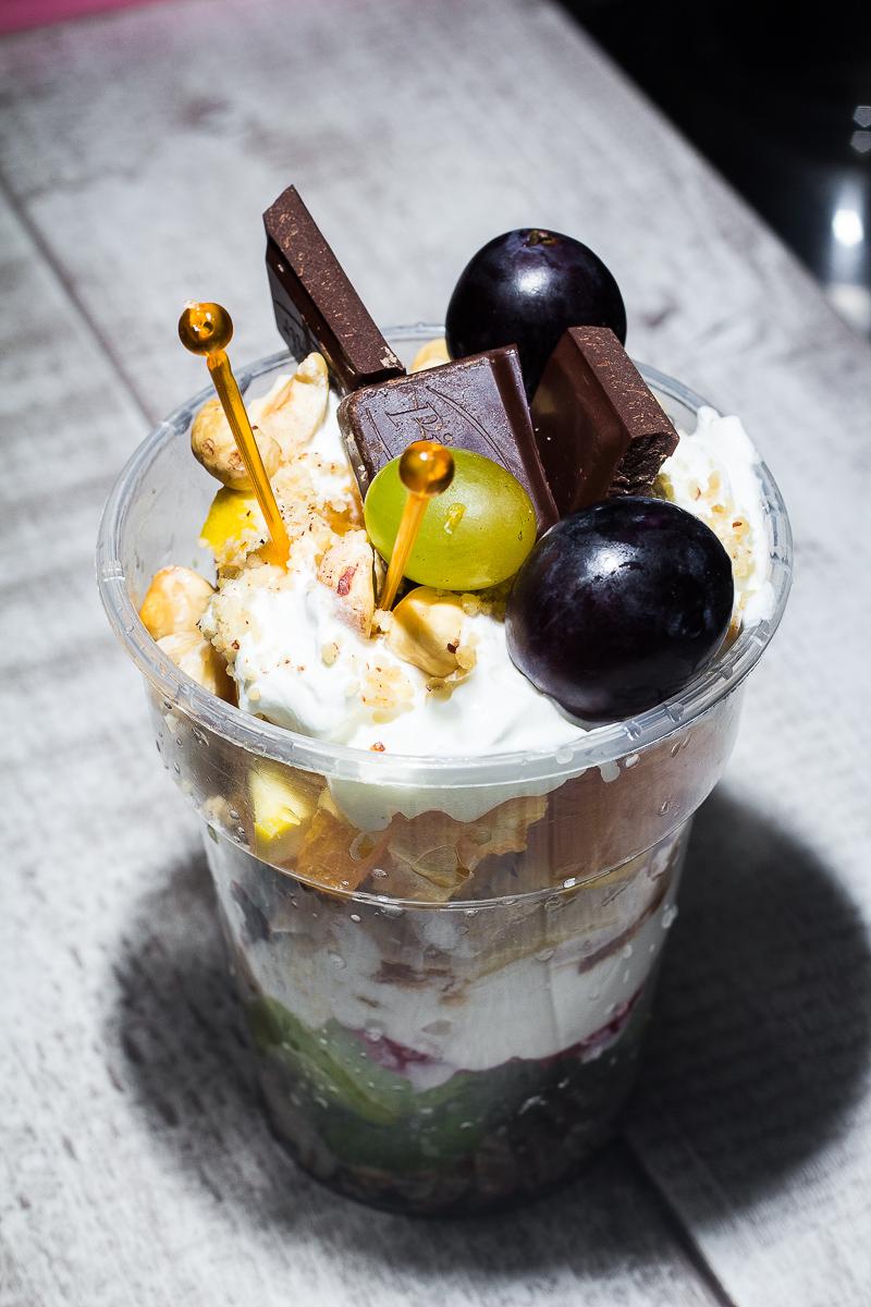 bibomonte's tweet photo. yum Смайлик «wink» 
Layered Fruit and Yogurt Fruit Salads ;-) http://t.co/eK4YUEace3