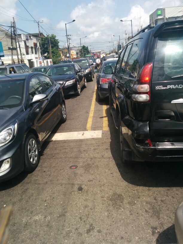 Chukii08's tweet photo. @trafficbutter @Gidi_Traffic if you value any iota of your existence, don't follow awolowo road http://t.co/Z6WzmwHVxU