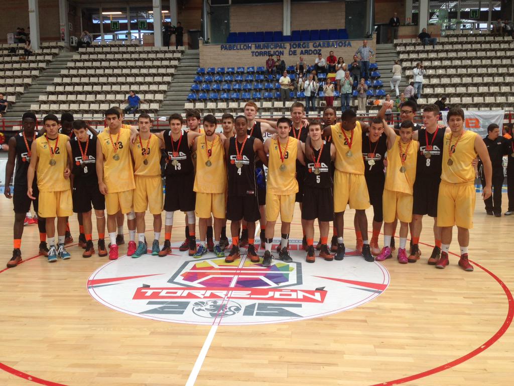 Eventos360FBM's tweet photo. Despedida de los equipos canarios tras una grandísima actuación. ENHORABUENA!@GranCanariaCB @CBAcademy #CEJBasket2015 http://t.co/7MGgSfPUKJ