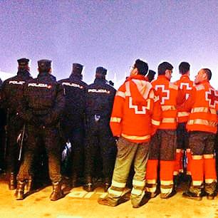 AgentesDB's tweet photo. Junto a @policia porque siempre están cerca cuando la vida no quiere ofrecernos la cara, si no la cruz #DiaCruzRoja http://t.co/zm9jlSDEcZ