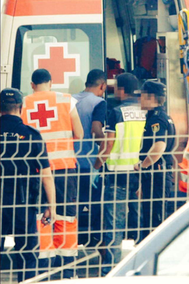 AgentesDB's tweet photo. Junto a @policia porque siempre están cerca cuando la vida no quiere ofrecernos la cara, si no la cruz #DiaCruzRoja http://t.co/zm9jlSDEcZ