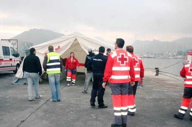 AgentesDB's tweet photo. Junto a @policia porque siempre están cerca cuando la vida no quiere ofrecernos la cara, si no la cruz #DiaCruzRoja http://t.co/zm9jlSDEcZ