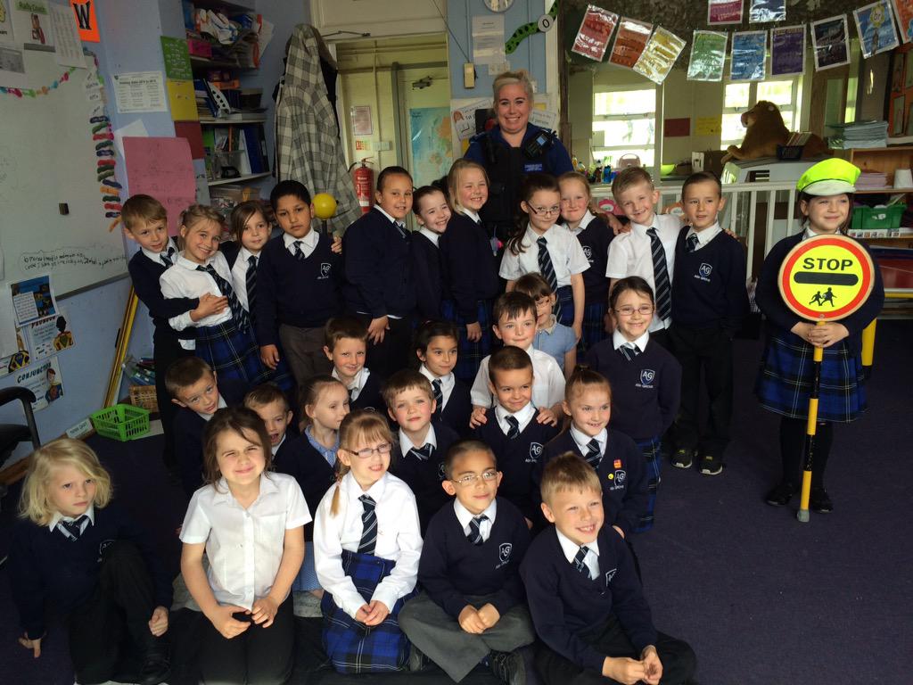 PoliceMacc's tweet photo. Pcso Wilson in ash grove academy talking to pupils about road safety #thinkbeforeyoucross http://t.co/NlBI1mO5Yl