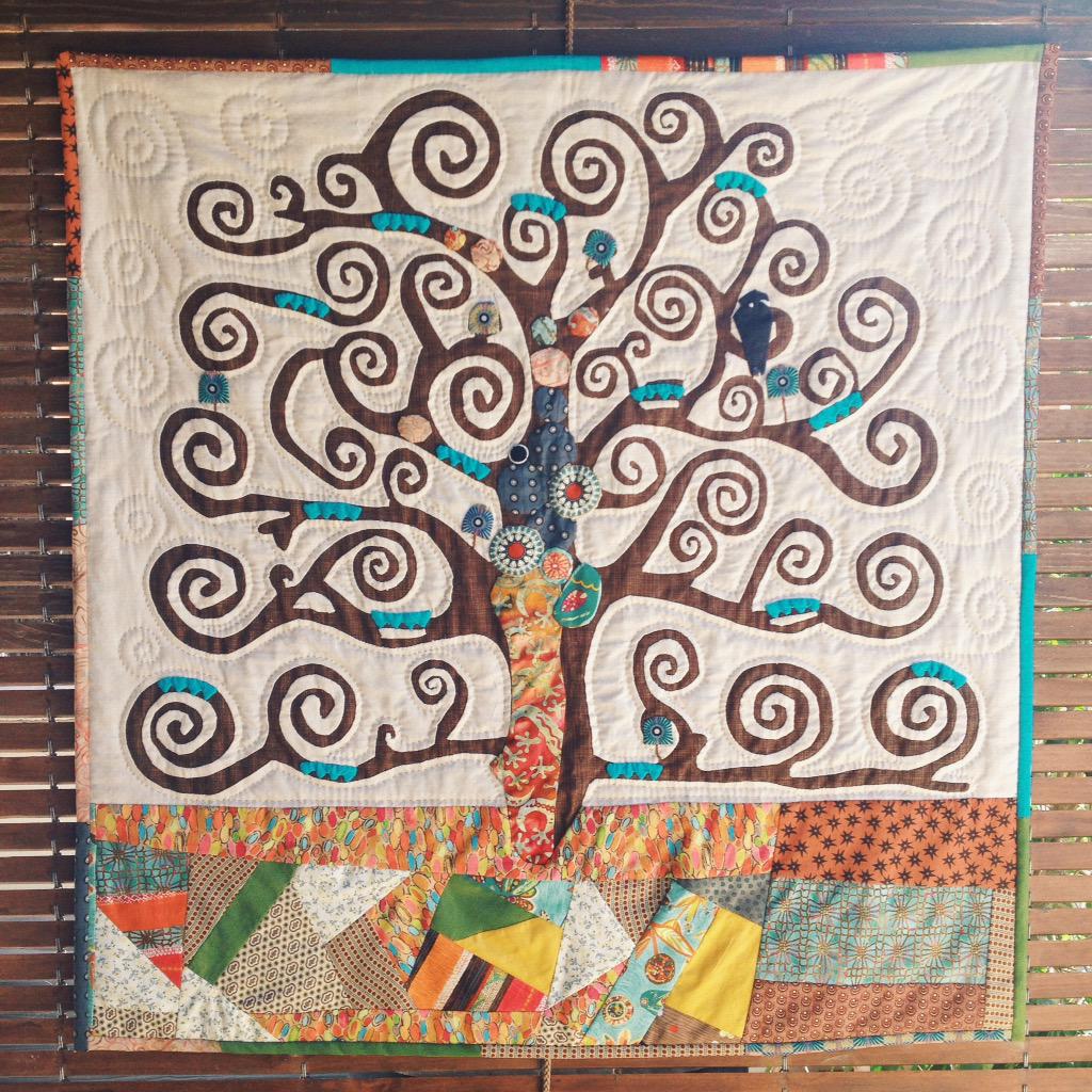 gemmapatchvalls's tweet photo. La @isabemiod s'ha animat a fer una reproducció, de #patchwork, de l'"Arbre de la vida" de Gustav Klimt. #gemmapatch http://t.co/slCUw8C4OR