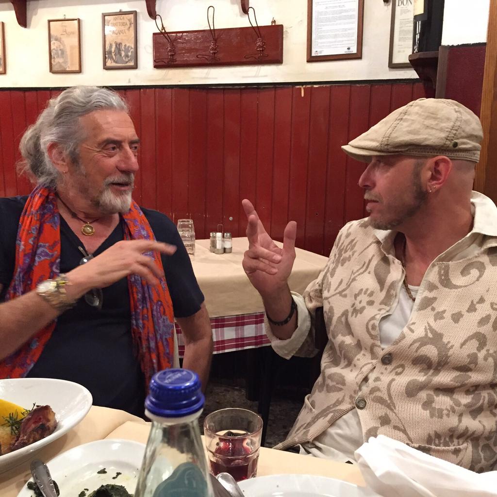 La storia infinita con <a href="/PauVoxNegrita/">Pau</a> e <a href="/negritamac/">maccaesar</a>! Dopo la serata di beneficenza #Calcit ad #Arezzo. <a href="/negritaband/">Negrita</a>