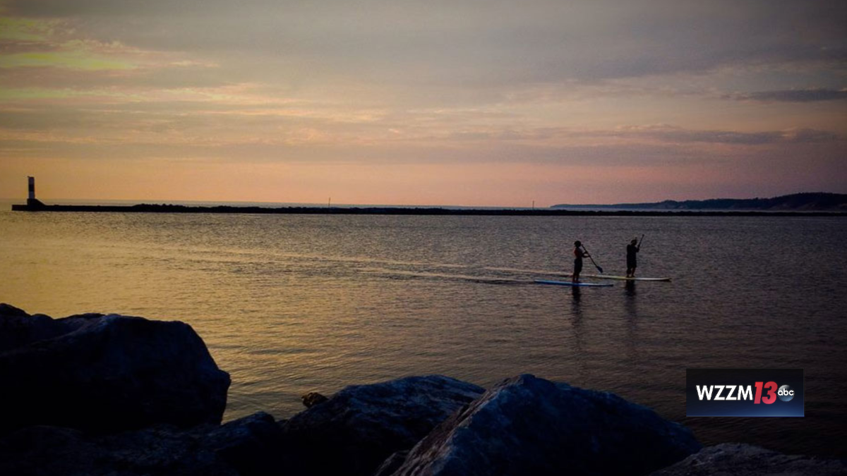 aaronofseyer's tweet image. Apparently paddleboarding has begun in West Michigan despite water temps in the 40s. #JustDontFall #wmiwx @wzzm13wx