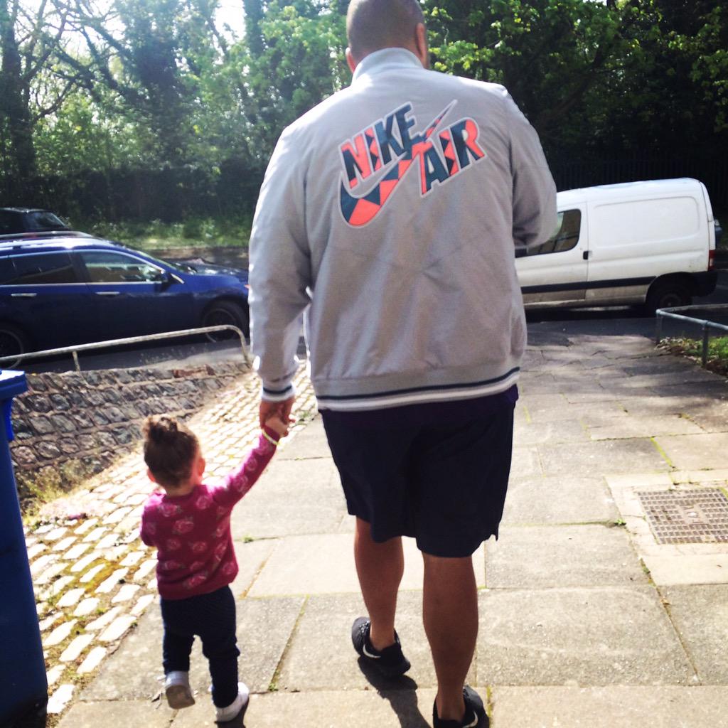 Heartbeat01's tweet photo. Safe in daddy's hands 💗 http://t.co/QKXkDQcocW