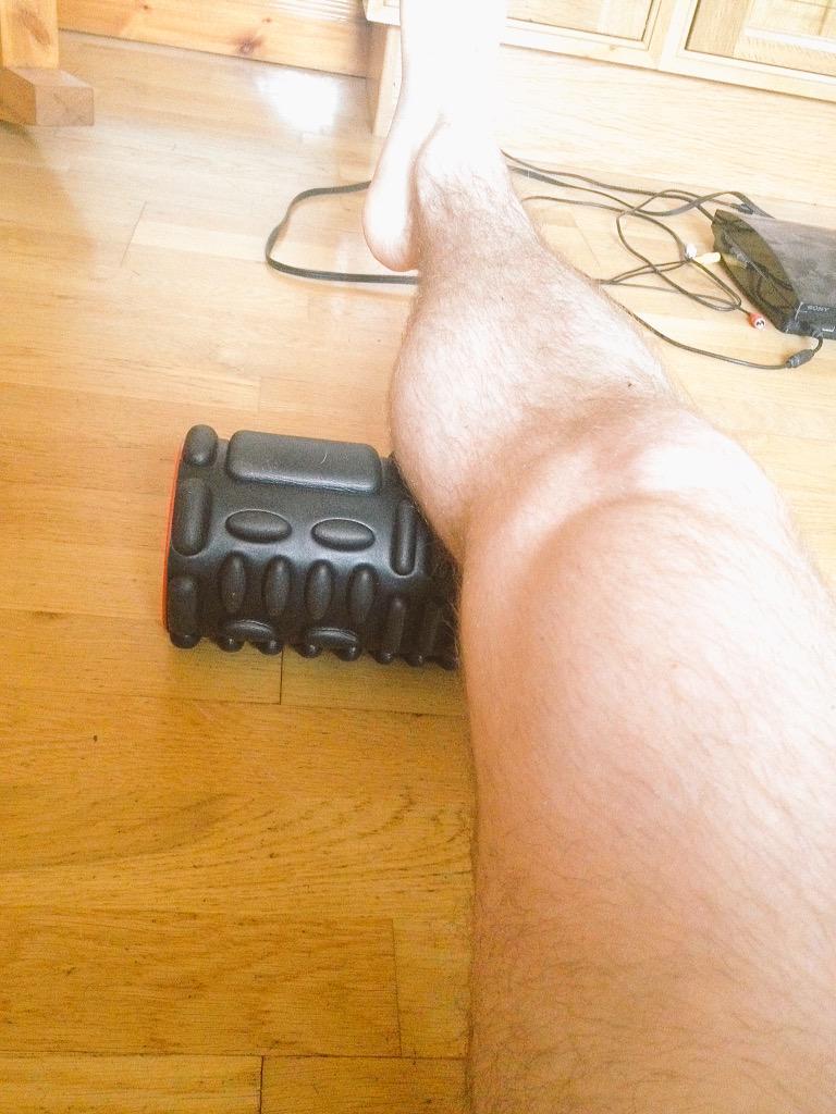 stephen_ennis's tweet image. Bit of foam rolling to loosing out the legs #StiffAsAPoker #FoamRoller