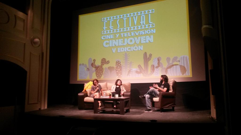 CjAlmeria's tweet photo. Risas en un Teatro Apolo lleno acompañando a @silviabril y @evieMmm en #Cinejoven http://t.co/8DLq7UP8xj