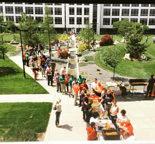 LenovoCSW's tweet photo. The view from our window at @LenovoUS HQ doesn't always look like this. But when it does.... barbeque. #TastyApps http://t.co/MksUzrhzQk