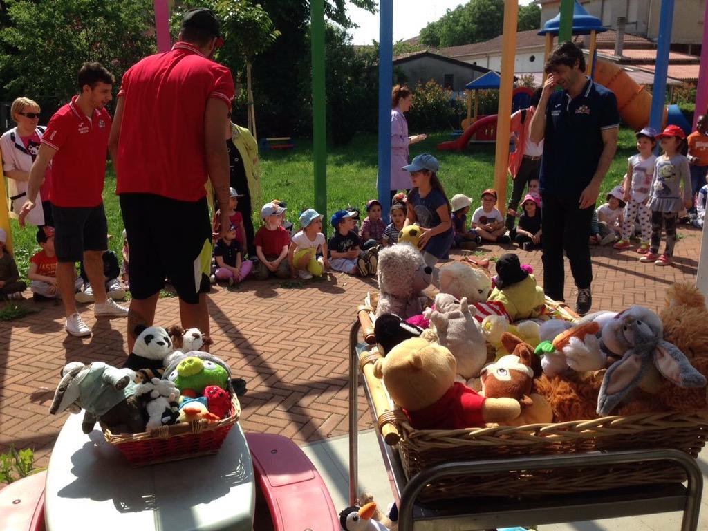 Gli Stings consegnano i peluches del “Teddy Bear Toss” a Poggio Rusco e Villa Poma
stings.it/gli-stings-con… 
#gostings