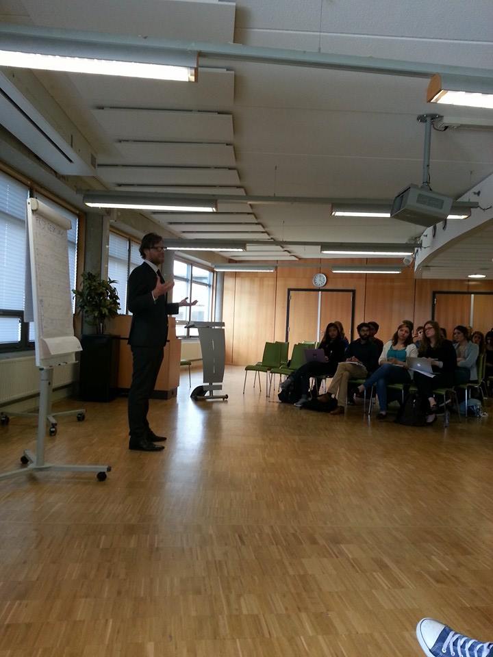 MTHPC_Lunastrum's tweet photo. "Effective negotiation in the international arena"- Tim Masselink (trainer research fellow at #clingendael #institute http://t.co/lON1aWt0ZI