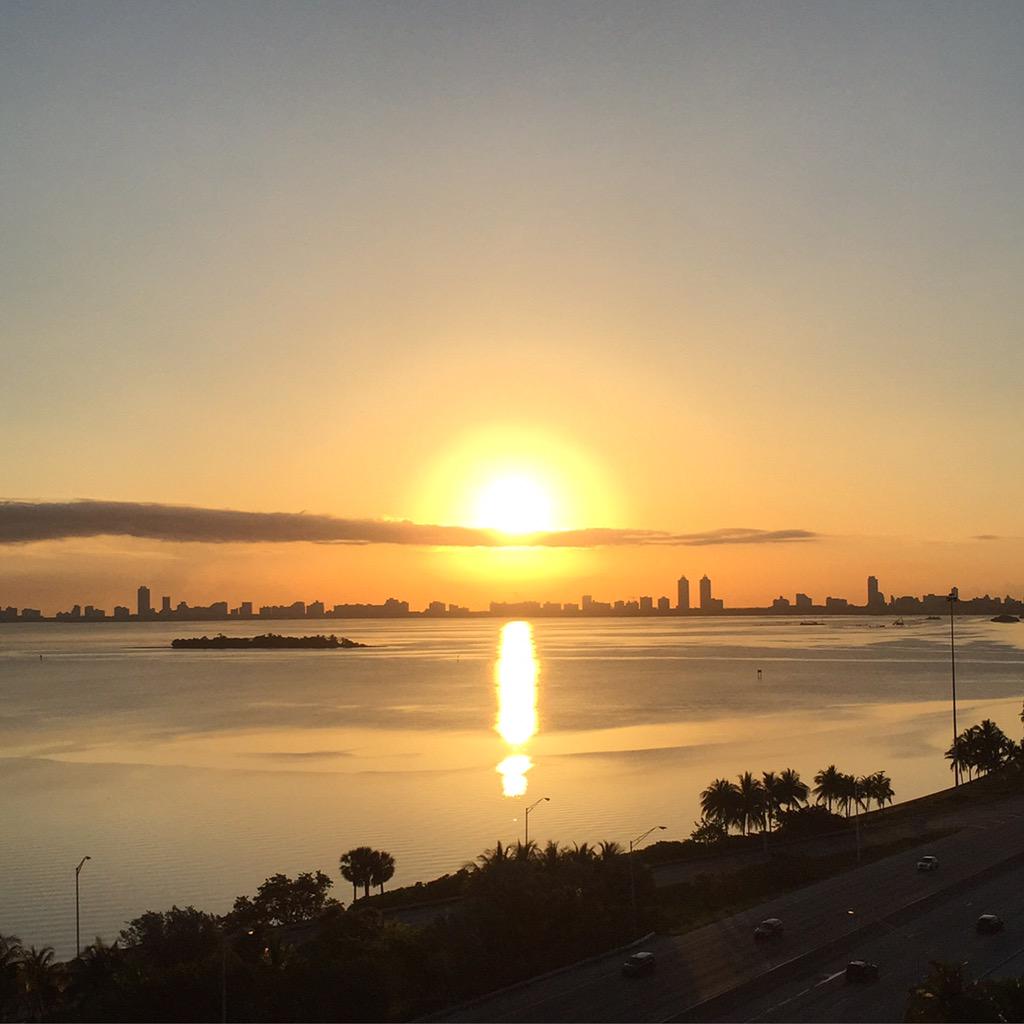 YajairaYayiB's tweet photo. There's a sunrise every single day, and they're free... Don't miss many of them. #IGNITEMiami #Sunrise #Miami http://t.co/S3IhPuzW3F