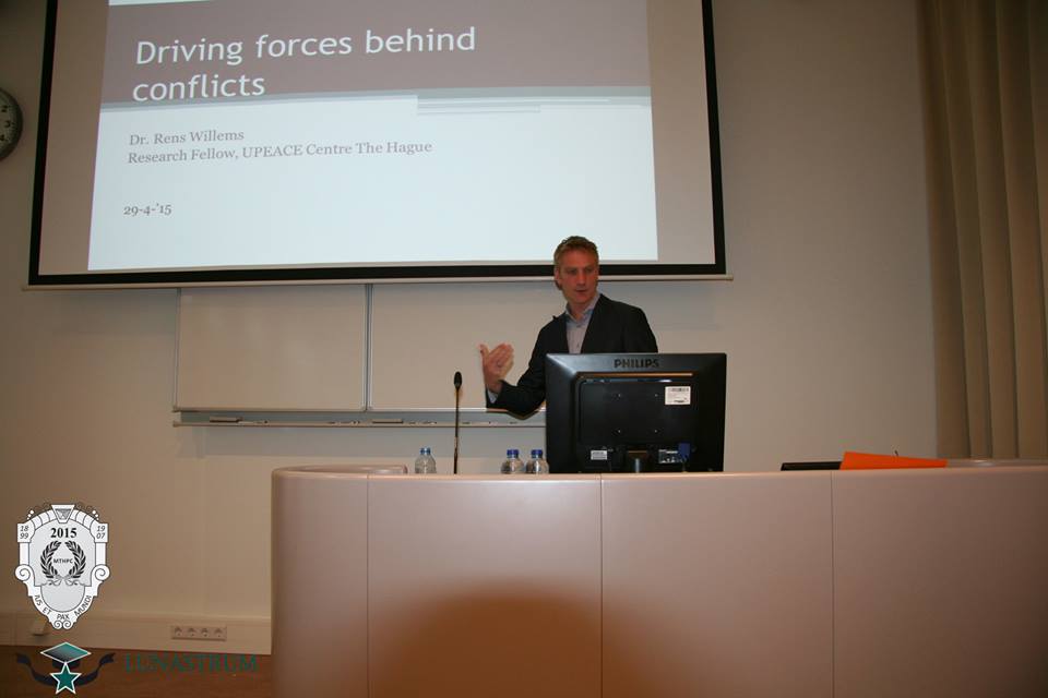 MTHPC_Lunastrum's tweet photo. "Driving forces behind conflicts" by Dr. Rens Willems (#UPEACE The Hague) #MTHPC Day 1 Masterclasses http://t.co/l2SfJPkUAE