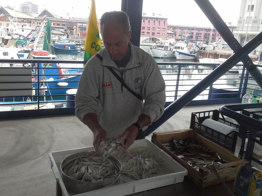 germanogadina's tweet photo. Al Mercato di @campagnamica a Genova incontro con i ragazzi dell'Ist Alb #Bergese. Racconti di "terra" e di "mare" http://t.co/QrxJSrQiha