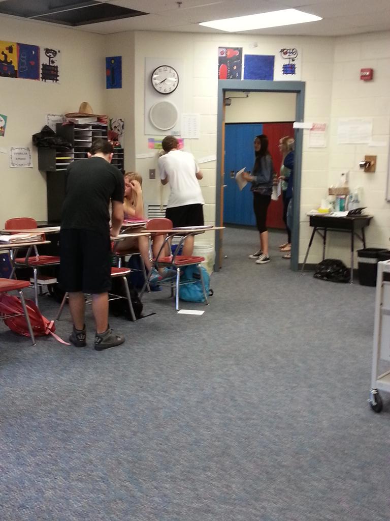 LHS_K_Halpern's tweet photo. Irregular pretetit competency rebiew scavenger hunt! #APeriod #Spanish2A http://t.co/69Skucudmp