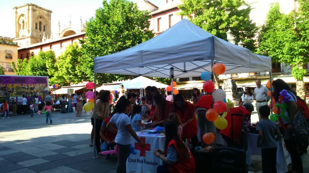 CruzRojaGranada's tweet photo. Estamos en plaza Bib-Rambla pasando un rato muy divertido celebrando que #granadaestademoda¿te vienes? @CRE_Juventud http://t.co/kGiC6tcA7W
