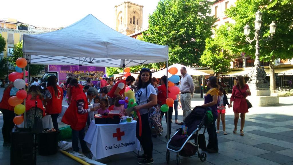 CruzRojaGranada's tweet photo. Estamos en plaza Bib-Rambla pasando un rato muy divertido celebrando que #granadaestademoda¿te vienes? @CRE_Juventud http://t.co/kGiC6tcA7W