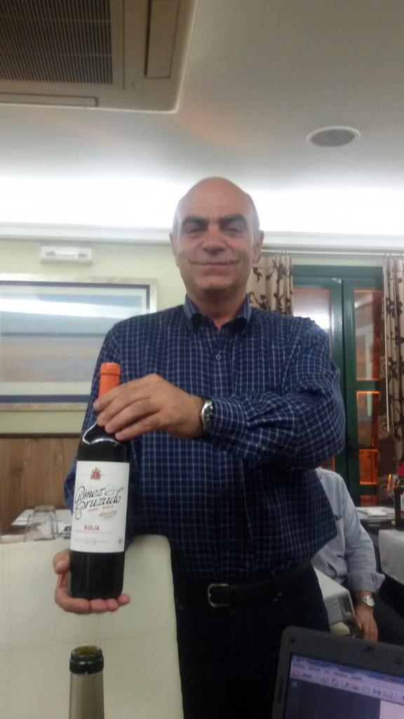 b_gomez_cruzado's tweet photo. Cata ayer de @b_gomez_cruzado con nuestros amigos del @bar_tolmay. El #vino de #Rioja se vive a pie de barra http://t.co/imum0WF6vN