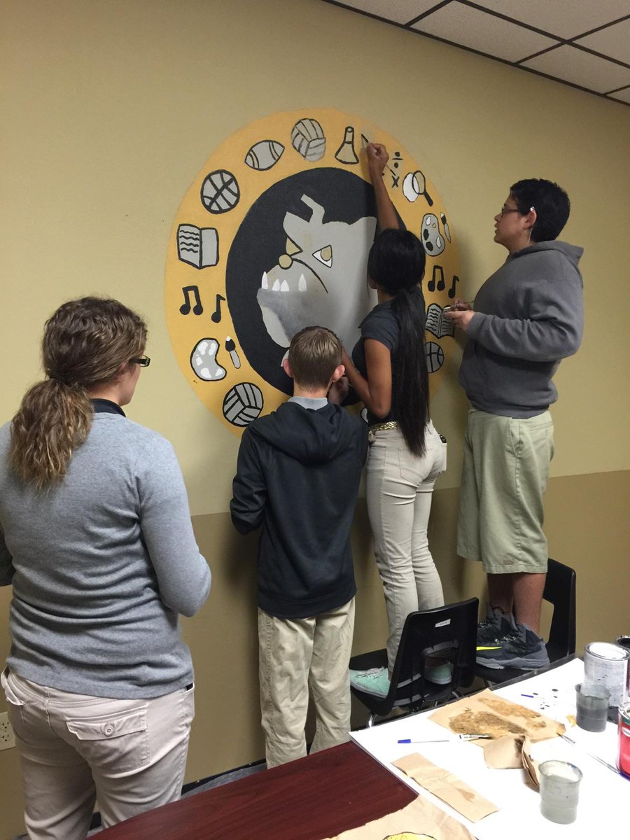 ARTrcms's tweet photo. RCMS Art students have shown their artistic talent within this mural displaying our Bulldog Pride. :) http://t.co/WyjvRj5zSG