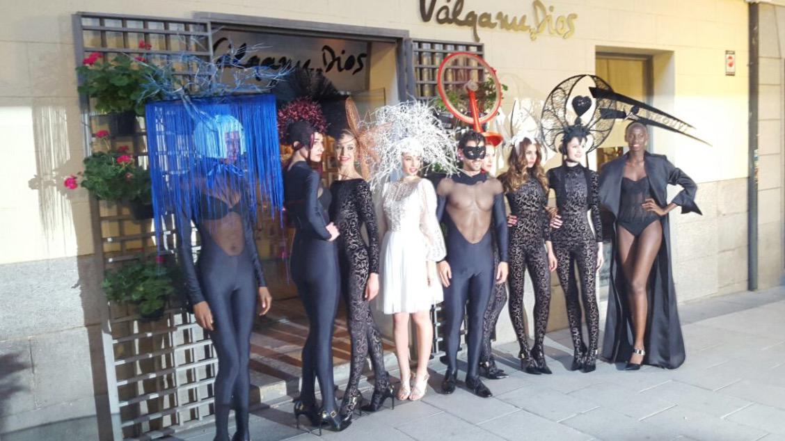 desfile TOLENTINO en valgame dios, ole LADY VALGAME