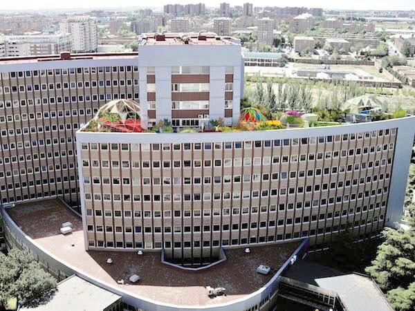 EnfrmraSaturada's tweet photo. El Boston Children's Hospital? No, el Hosp. 12 de Octubre de Madrid que ya tiene jardín para los niños de Pediatría 😃 http://t.co/8s5LCxVqJI