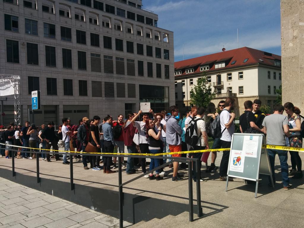 Riesen Schlange! Wer ein Autogramm von <a href="/boedefeld_/">Nils Bomhoff</a> möchte sollte sich fix anstellen! <a href="/itfs/">Stuttgart Festival of Animated Film (ITFS)</a> #gamezone