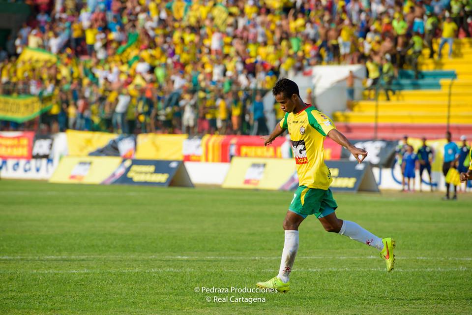 RinconHeroico's tweet photo. Gol de @JSalcedo7 Que le da la clasificación a @RealCartagena y deja a los hinchas de Junior Peleando con la Policia http://t.co/Xxd2poXg2D