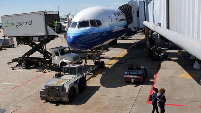 RealFoodandJobs's tweet photo. .@United switches catering companies: 20-year workers ask: will I keep my job? http://t.co/6TWxEgyoQD http://t.co/m5s43NTW8I