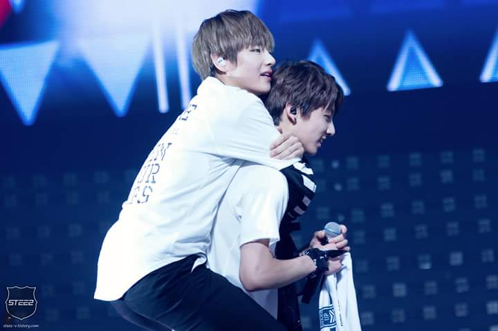 seagull_kkuk's tweet photo. #BTS3rdWin ,,,who's stolen my 👽 smile,,,
#stupidknetz http://t.co/xM6PxRQYo4