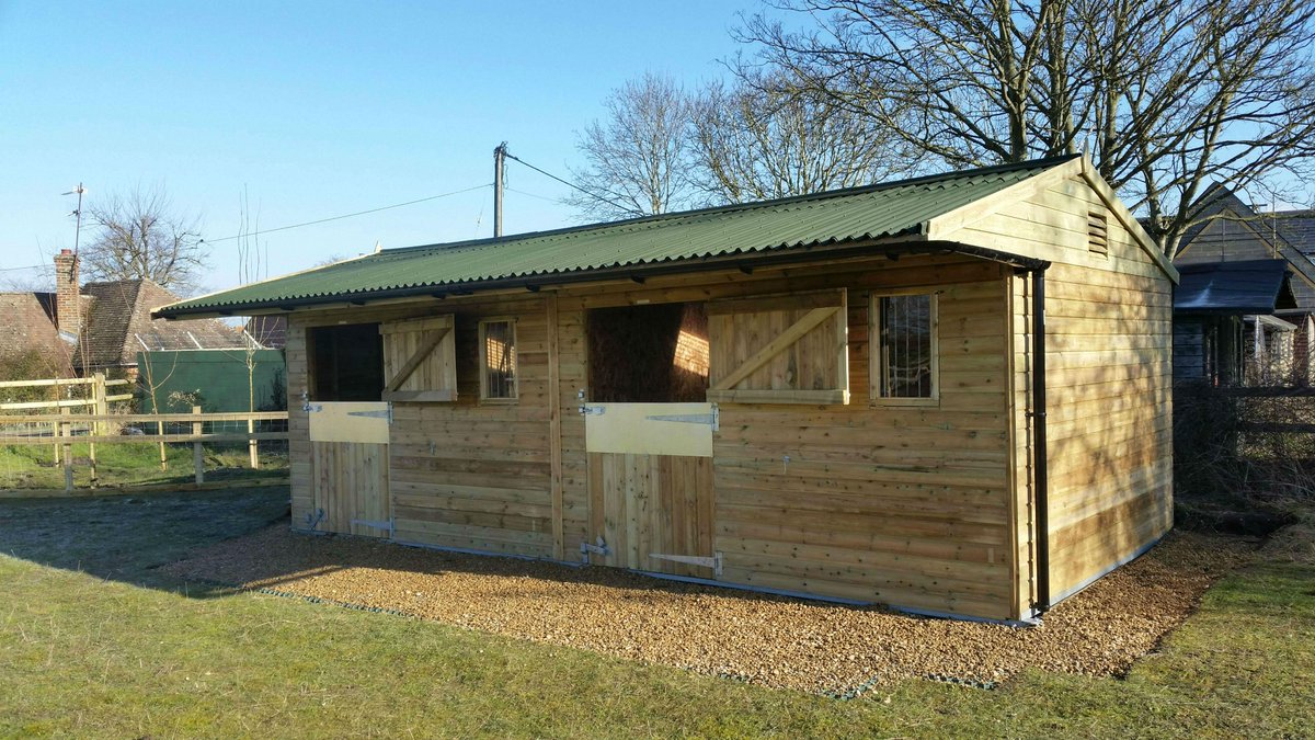ColtStables's tweet image. Our stables come with black onduline as standard, although different colours are available..this one has a green roof